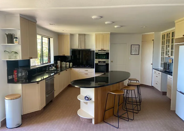 Hotel near College: Fairhall Guest Lodge